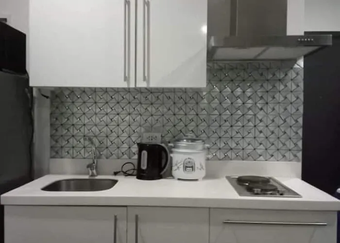 Отель Budget At Acqua Private Residences In Mandaluyong - Rockwell & Pasig River View Манила